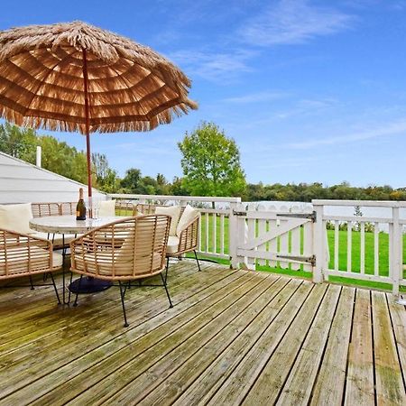 Luxury Lodge In The Heart Of The Cotswolds 赛伦塞斯特 外观 照片